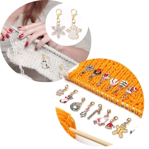 Detail von Weihnachts-Emaille-Maschenmarkierern mit Karabinerverschluss für Strickprojekte