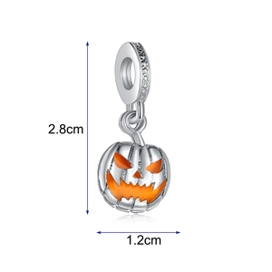 Λεπτομερής προβολή μενταγιόν κολοκύθας Halloween με πορτοκαλί σμάλτο και ύψος 2,8 εκατοστά