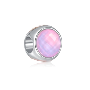 Ciondolo in argento lucido con cristallo rosa sfaccettato su sfondo bianco pulito