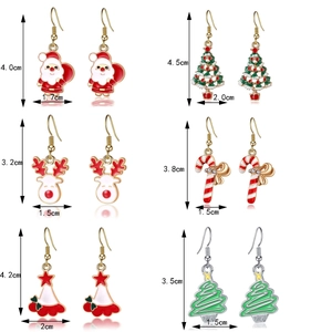 Detaillierte Größenangaben für Weihnachts-Ohrring-Set mit festlichen Emaille-Anhängern