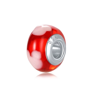 Détail d'une perle en verre rouge avec noyau en argent 925 pour bijoux DIY