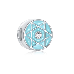 Vue macro d'une perle en argent avec étoile en émail bleu clair et un zircon central