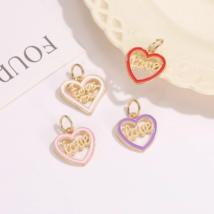 Set di quattro ciondoli a cuore colorati con incisione d'amore per gioielli fai-da-te