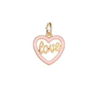 Vista dettagliata del ciondolo a cuore dorato con smalto rosa e scritta Love
