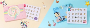 Detalle del calendario de Adviento de joyas con colgantes de unicornio y sirena
