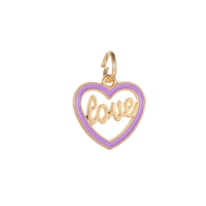 Dettaglio del ciondolo a cuore in smalto viola con scritta love e finitura dorata