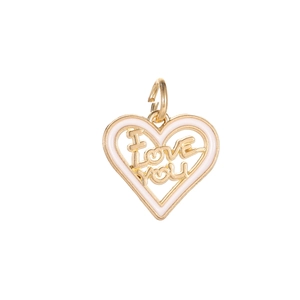 Vista dettagliata del ciondolo a cuore dorato con smalto rosa e incisione I Love You