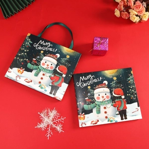 Gros plan d'un calendrier de l'Avent de Noël avec 24 fenêtres et un motif de bonhomme de neige