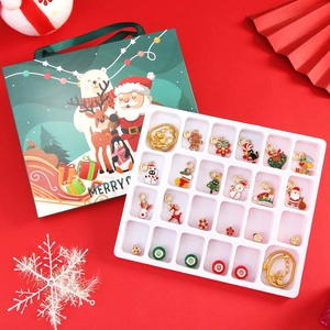 Détails du coffret calendrier de l'Avent DIY avec breloques festives et sac cadeau