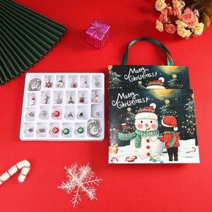 Détail du calendrier de l'avent bijoux avec perles, breloques et bracelets