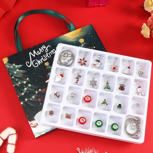 Vue détaillée du calendrier de l'Avent DIY avec 22 breloques et deux bracelets argentés