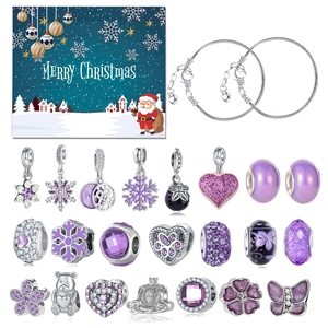 Detalle del set de joyas navideñas con dijes de copos morados y pulseras de plata