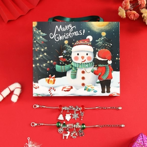 Coffret bracelet à breloques de Noël avec pendentifs festifs et sac cadeau thématique