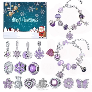 Detalle del set de joyas de calendario de adviento con dijes de copos de nieve morados