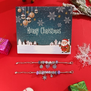 Calendario de adviento navideño con pulseras de cuentas de copo de nieve y corazón