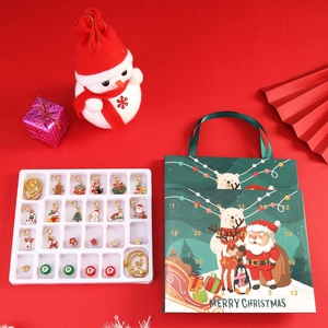 Calendrier de l'avent bijoux avec 24 breloques de Noël et deux chaînes dorées