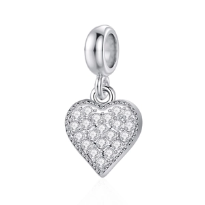 Colgante de corazón brillante con cristales pavé y acabado en plata sobre fondo blanco