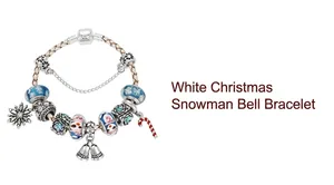 Vue détaillée du bracelet de Noël avec bonhomme de neige, flocons et perles colorées