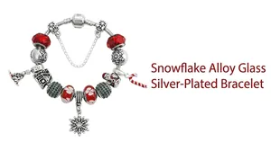 Détails d'un bracelet de Noël plaqué argent avec des breloques de flocons de neige