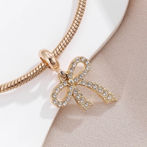 Elegante pulsera de cadena de serpiente dorada con colgante de lazo de cristal brillante