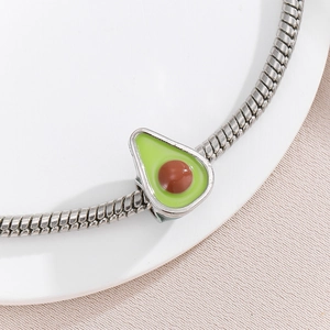 DIY Avocado Fruchtperle mit grüner Emaille-Oberfläche auf silbernem Schlangenkette Armband