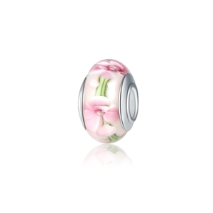 Makroaufnahme der rosa Glasperle mit Kirschblütenmuster und silbernem Metallkern