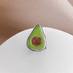Niedlicher Emaille-Avocado-Anhänger mit Silberrand für DIY-Schmuck und Armbänder