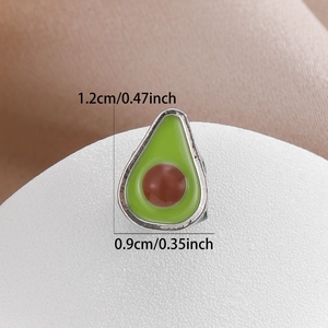 Makroaufnahme der Maße eines Avocado-Anhängers mit grünem Emaille und Silberrahmen
