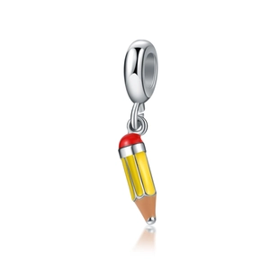 Gros plan d'une breloque crayon en émail avec boucle argentée pour bijoux DIY