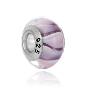 Détail macro de perle en verre violet tourbillonné avec noyau en argent massif 925