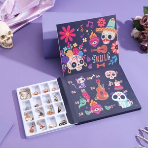 Calendario dell'avvento di Halloween con 24 ciondoli e kit braccialetto teschio