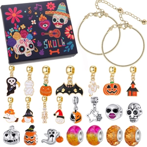 Dettaglio del kit bracciale Halloween con catene dorate e ciondoli a tema in scatola