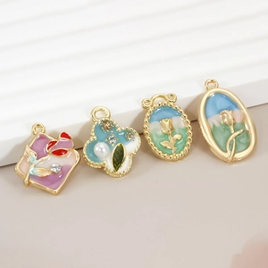 Details von Vintage-Tulpenanhängern mit Emaille-Blumenmustern und Perlen für DIY-Schmuck