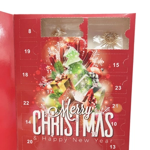Détail du calendrier de l'avent rouge avec 24 fenêtres numérotées pour bijoux