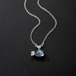 Elegante silberne Fischkette mit blauem Kristallanhänger und funkelndem Zirkonia-Schwanzflosse