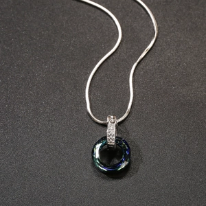 Collar elegante con colgante de cristal azul degradado y detalles de pequeños diamantes