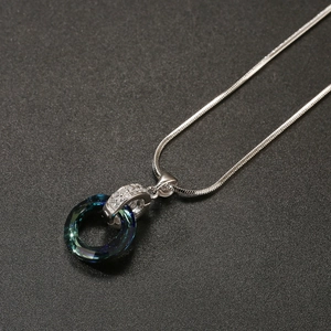 Detalle del colgante de cristal degradado con cierre de circonitas y cadena de plata