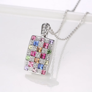 Elegante collar de plata con un colgante rectangular y piedras de cristal de colores