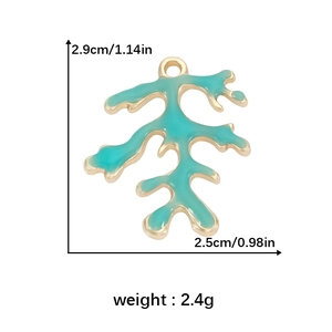 Detailweergave van een gouden koraalhanger met turquoise emaille en afmetingen