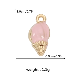 Gedetailleerde weergave van roze emaille schelphanger met afmetingen 1,9cm bij 0,9cm