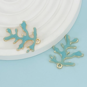 Gedetailleerde macro van blauwe koralen bedeltjes van goudkleurig metaal voor DIY-sieraden
