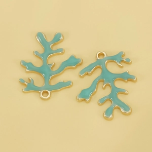 Detailopname van blauwe emaille koraalhangers met gouden rand voor DIY-sieraden