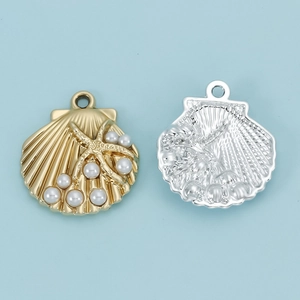 Detail van schelpvormige legering bedels met zeesterreliëf en parels in goud en zilver