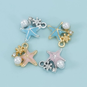 Macro-detail van emaille zeester hangers met parels voor het maken van DIY-sieraden
