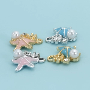 Gedetailleerde macro-opname van kleurrijke zeesterbedeltjes met parels en kristallen voor sieraden
