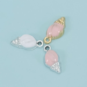 Macro-opname van schelpvormige legering hangers met kleurrijke emaille voor DIY-sieraden