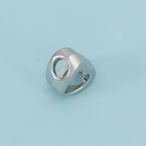 Anillo calado de corazón en plata pulida con diseño orgánico sobre fondo azul claro