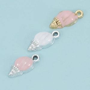 Gedetailleerd zicht op geëmailleerde schelphangers van legering voor DIY-sieraden