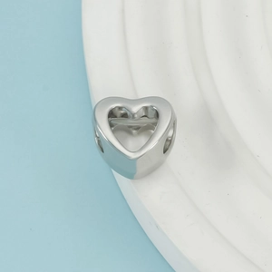 Vista detallada de una cuenta de corazón hueco de plata pulida para hacer joyería