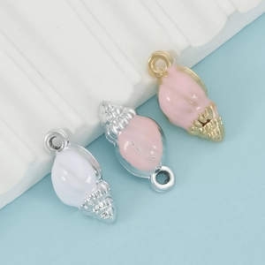 Macro-detail van schelphangers van legering met emaille voor DIY-sieraden maken